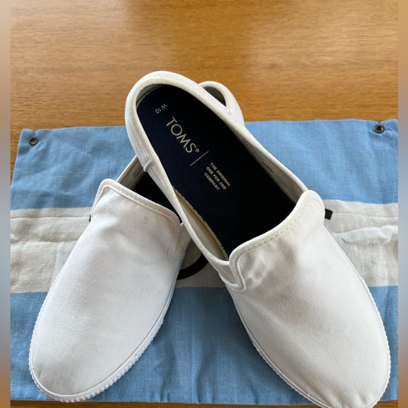 Toms White Canvas Slip Ons. Size-10. Comes with Dust bag.  Worn 2 or 3 times. - Picture 3 of 15